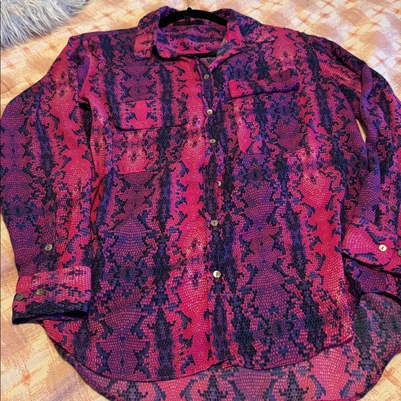 Olivaceous snakeskin blouse size large - Picture 2 of 3